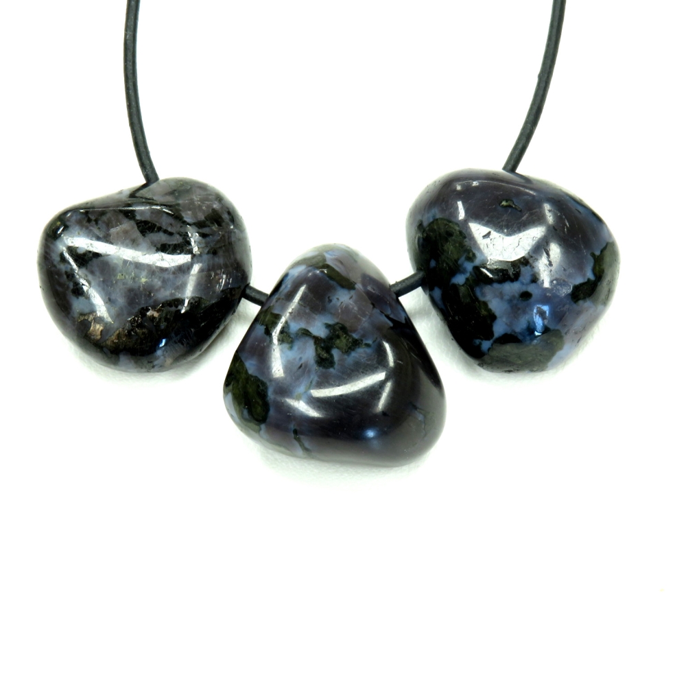 Gabbro (Mystic Merlinite) gebohrt